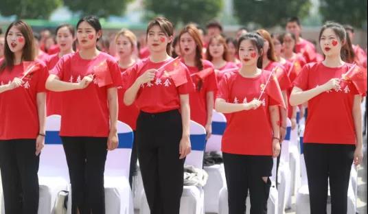 做白色的牛奶，創(chuàng)紅色的企業(yè)，花花牛乳業(yè)集團青春歌會慶祝建黨100周年