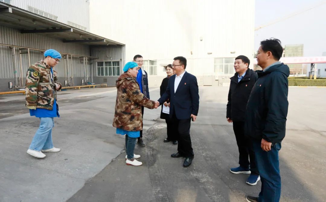 新春慰問(wèn)送關(guān)懷——集團(tuán)黨委書記、董事長(zhǎng)慰問(wèn)春節(jié)期間堅(jiān)守崗位的一線職工