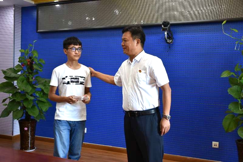 花花牛濟(jì)困解難，助力學(xué)子圓夢(mèng)香江