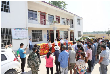 秋種化肥進(jìn)農(nóng)戶 精準(zhǔn)扶貧及時(shí)雨 | 花花牛集團(tuán)精準(zhǔn)扶貧在行動(dòng)