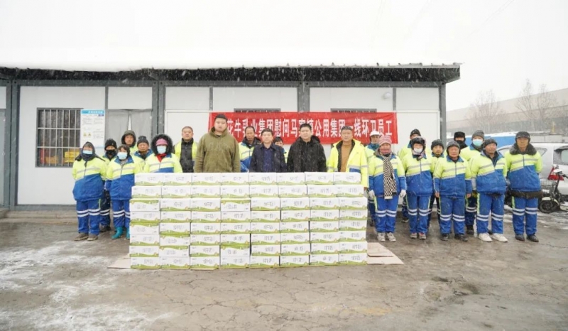 慰問一線環(huán)衛(wèi)工，禮贈新鮮花花牛