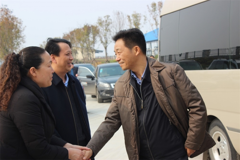 河南省財政廳副廳長龐學孟一行蒞臨花花牛集團養(yǎng)殖事業(yè)部魯山瑞亞牧業(yè)有限公司調(diào)研