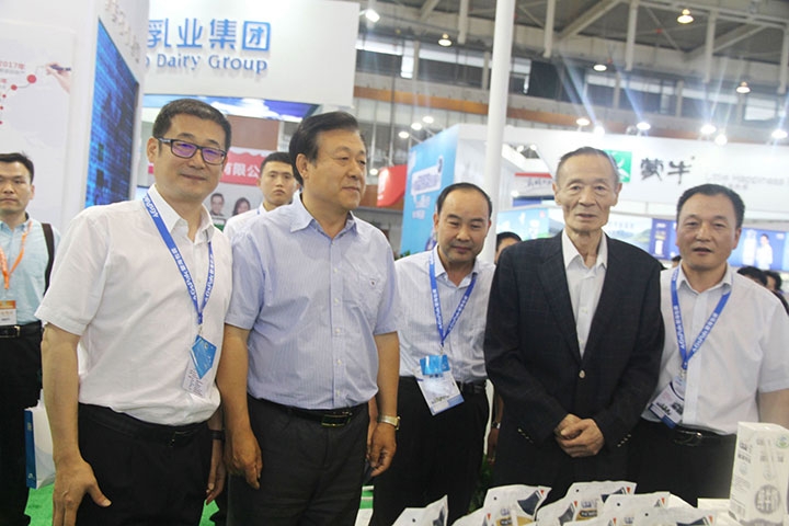 花花牛亮相第八屆中國奶業(yè)大會，又獲農(nóng)業(yè)部長一聲贊！
