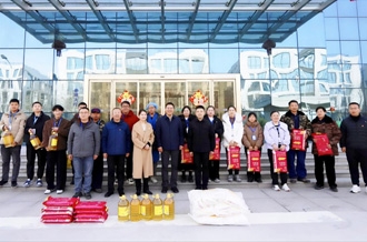 新春佳節(jié)暖人心 堅(jiān)守一線顯擔(dān)當(dāng) ——河南農(nóng)業(yè)投資集團(tuán)黨委委員、副總經(jīng)理兼花花牛乳業(yè)集團(tuán)黨委書記、董事長張峰慰問花花牛乳業(yè)在崗員工